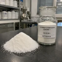 1-3-diethyl-1-3-diphenylurea-centralite-i-powder-sample White crystalline powder of 1,3-Diethyl-1,3-diphenylurea (Centralite I, CAS 85-98-3) displayed in glass reagent bottle and piled on black lab surface, UET Chemical brand sample for quality inspection