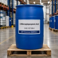 3-mercaptopropionic-acid-cas-107-96-0-blue-plastic-drum-on-pallet Blue plastic drum of 3-Mercaptopropionic Acid CAS 107-96-0 on a wooden pallet in a warehouse, labeled with UET Chemical branding and product details.