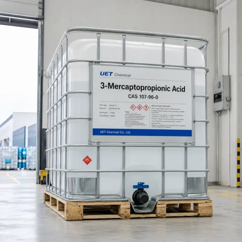 3-mercaptopropionic-acid-cas-107-96-0-white-ibc-tote-in-warehouse White IBC tote of 3-Mercaptopropionic Acid CAS 107-96-0 on a wooden pallet inside a warehouse, labeled with UET Chemical Co., Ltd. branding, GHS hazard symbols, and precautionary statements.
