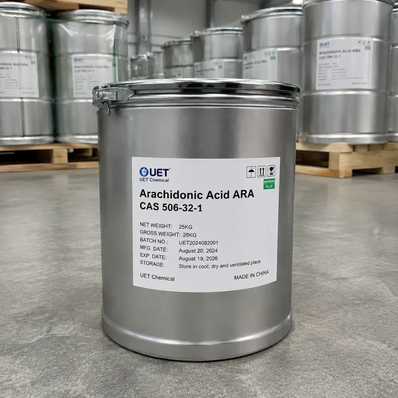 arachidonic-acid-ara-cas-506-32-1-25kg-metal-can-with-label-details A 25kg silver metal can of Arachidonic Acid ARA CAS 506-32-1 in a warehouse, labeled with UET Chemical branding, batch number, manufacturing date, and storage instructions.