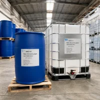 bwd-01-water-decoloring-agent-cas-55295-98-2-blue-drum-and-ibc-ton-container Blue plastic drum and white IBC ton container of BWD-01 Water Decoloring Agent CAS 55295-98-2 on wooden pallets in a warehouse, both labeled with UET Chemical branding and net weight details.