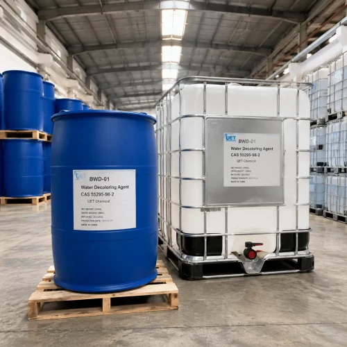 Blue plastic drum and white IBC ton container of BWD-01 Water Decoloring Agent CAS 55295-98-2 on wooden pallets in a warehouse, both labeled with UET Chemical branding and net weight details.