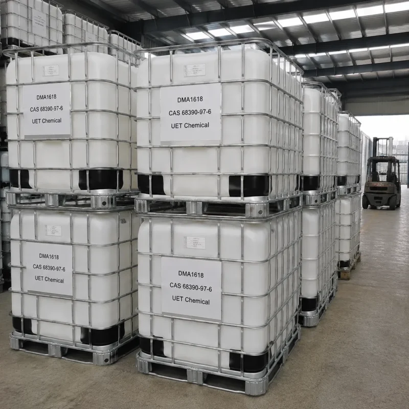 c16-c18-alkyl-dimethyl-amine-dma1618-ibc-tote-tank Stacked white IBC tote tanks with metal cages containing C16-C18 Alkyl Dimethyl Amine (DMA1618, CAS 68390-97-6) in factory yard, labeled UET Chemical, forklift visible in background, industrial bulk packaging
