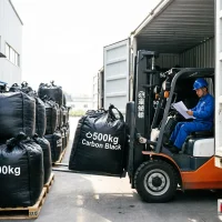 carbon-black-cas-1333-86-4-500kg-bulk-bag-container-loading Chinese forklift driver loading 500kg bulk bags of Carbon Black CAS 1333-86-4 into a shipping container, demonstrating strong export logistics and large-volume industrial supply capabilities.