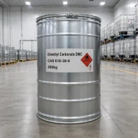 dimethyl-carbonate-dmc-cas-616-38-6-200kg-silver-metal-drum Silver metal drum of Dimethyl Carbonate (DMC) CAS 616-38-6 on warehouse floor, label showing 200kg net weight and flammable liquid hazard symbol.