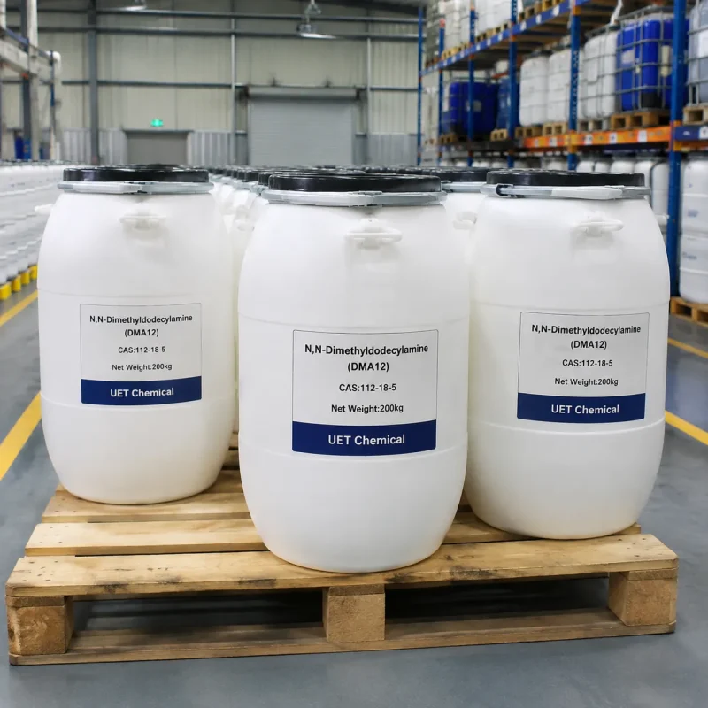 dma12-cas-112-18-5-white-drum-bulk-packaging-pallet Row of white plastic drums (Net Weight: 200kg each) containing N,N-Dimethyldodecylamine (DMA12, CAS 112-18-5) arranged on wooden pallet, labeled UET Chemical, ready for bulk shipment of amine chemical