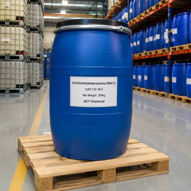 dma12-nn-dimethyldodecylamine-blue-plastic-drum-warehouse Blue plastic drum (Net Weight: 200kg) of N,N-Dimethyldodecylamine (DMA12, CAS 112-18-5) on wooden pallet in warehouse aisle, labeled UET Chemical, industrial packaging for surfactant and corrosion inhibitor raw material