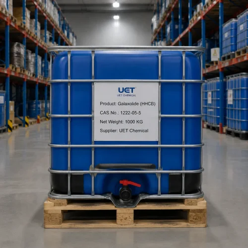 galaxolide-hhcb-cas-1222-05-5-1000kg-ibc-tote-warehouse 1000 kg IBC tote of Galaxolide (HHCB, CAS 1222-05-5) synthetic musk on a pallet in UET Chemical warehouse aisle