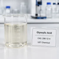 glyoxylic-acid-cas-298-12-4-liquid-sample-beaker Clear liquid sample of Glyoxylic Acid CAS 298-12-4 in a 250ml glass beaker on a lab bench, with product label showing UET Chemical branding.
