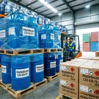 heptadecane-cas-629-78-7-warehouse-storage-industrial-drum-pallets Heptadecane CAS 629-78-7 industrial drums and boxes stored on pallets in a chemical warehouse with forklift driver for bulk supply.