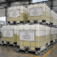 Stacked white IBC ton containers (Net Weight: 1000kg each) of Methyl Tetrahydrophthalic Anhydride (MTHPA, CAS 19438-64-3) in warehouse, labeled UET Chemical, industrial bulk packaging for epoxy resin curing agent export