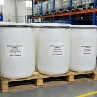 nn-dimethyldecylamine-dma10-white-drum-pallet-warehouse Three white wide-mouth plastic drums (Net Weight: 200kg) containing N,N-Dimethyldecylamine (DMA10, CAS 1120-24-7) on wooden pallet, labeled UET Chemical, ready for shipment in chemical storage facility