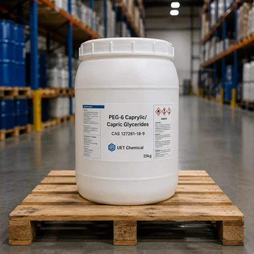 peg-6-caprylic-capric-glycerides-cas-127281-18-9-white-plastic-pail-25kg White plastic pail containing PEG-6 Caprylic/Capric Glycerides CAS 127281-18-9 on a wooden pallet in a warehouse, labeled with UET Chemical branding and 25kg net weight.