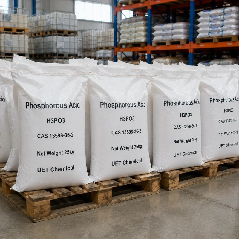 phosphorous-acid-cas-13598-36-2-25kg-bag-pallet Stacked white woven bags (Net Weight: 25kg each) of Phosphorous Acid (H3PO3, CAS 13598-36-2) on wooden pallets in warehouse, all printed with UET Chemical logo, bulk packaging for industrial or agricultural use