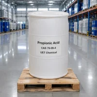 propionic-acid-cas-79-09-4-industrial-plastic-drum-warehouse-uetchmical White industrial plastic drum of Propionic Acid CAS 79-09-4 on wooden pallet in warehouse, ideal for bulk storage and B2B chemical supply by UET Chemical.