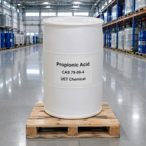 propionic-acid-cas-79-09-4-industrial-plastic-drum-warehouse-uetchmical White industrial plastic drum of Propionic Acid CAS 79-09-4 on wooden pallet in warehouse, ideal for bulk storage and B2B chemical supply by UET Chemical.