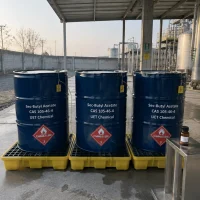 sec-butyl-acetate-cas-105-46-4-steel-drums-spill-pallets Three blue steel drums of Sec-Butyl Acetate CAS 105-46-4 on yellow spill pallets with flammable liquid class 3 labels, industrial solvent packaging by UET Chemical