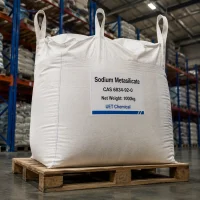 sodium-metasilicate-cas-6834-92-0-1000kg-ton-bag-bulk-packaging A 1000kg white flexible intermediate bulk container (FIBC) of Sodium Metasilicate CAS 6834-92-0 on wooden pallet in warehouse, labeled with net weight and UET Chemical branding.