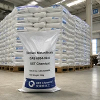 sodium-metasilicate-cas-6834-92-0-25kg-woven-bag-pallet-warehouse Stack of 25kg white woven bags of Sodium Metasilicate CAS 6834-92-0 on wooden pallets in warehouse, with front bag labeled batch number UET20250820 and UET Chemical branding.