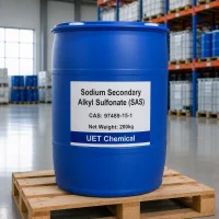 sodium-secondary-alkyl-sulfonate-sas-cas-97489-15-1-200kg-blue-drum 200kg blue plastic drum of Sodium Secondary Alkyl Sulfonate (SAS) CAS 97489-15-1 on a wooden pallet in a warehouse, label displaying UET Chemical and net weight.