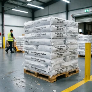 sodium-stannate-trihydrate-cas-12209-98-2-pallet-warehouse-inventory Bulk inventory of Sodium Stannate Trihydrate (CAS 12209-98-2) 25kg industrial bags shrink-wrapped on a wooden pallet in a clean warehouse, demonstrating strong stock readiness for global B2B chemical distributors.