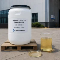 sulfated-castor-oil-turkey-red-oil-cas-8002-33-3-200kg-plastic-drum-sample A 200kg white plastic drum of Sulfated Castor Oil (Turkey Red Oil) CAS 8002-33-3 on wooden pallet, with a beaker and petri dish of yellow liquid sample beside it, outside a factory building.
