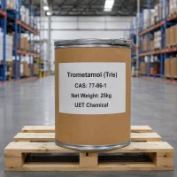 Single 25kg fiber drum of Trometamol (Tris) CAS 77-86-1 on a wooden pallet in a warehouse, labeled with net weight and UET Chemical branding.