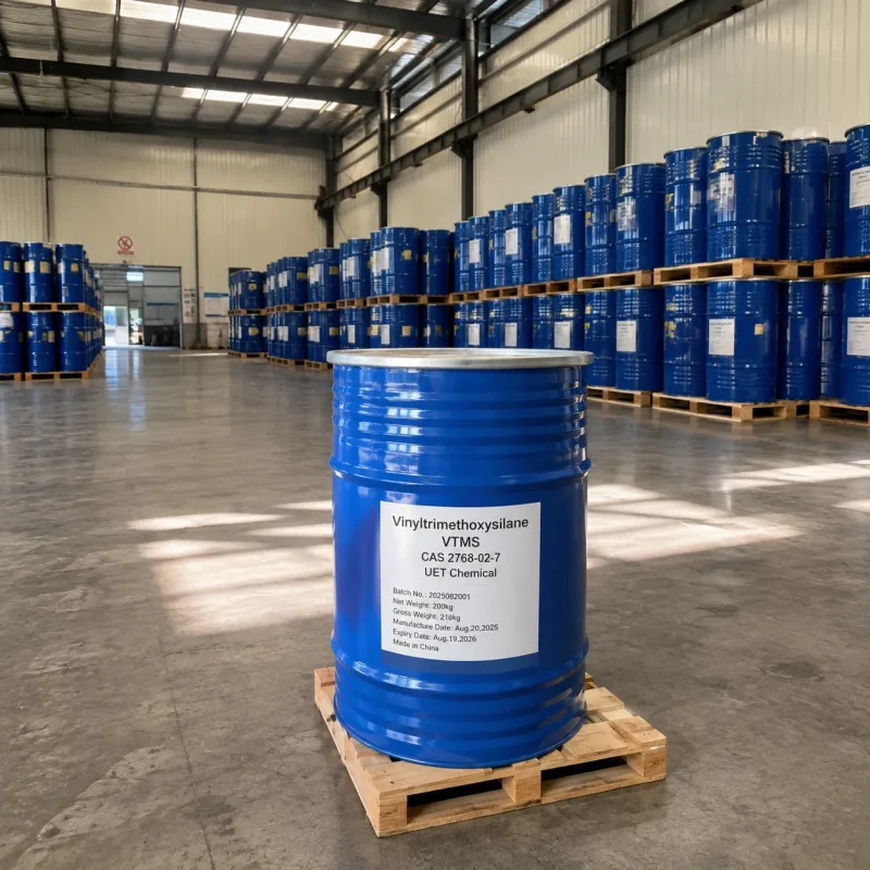 vinyltrimethoxysilane-vtms-cas-2768-02-7-200kg-blue-steel-drum A 200kg blue steel drum of Vinyltrimethoxysilane (VTMS) CAS 2768-02-7 on a wooden pallet, labeled with batch number and manufacture date by UET Chemical, with rows of drums in the warehouse background.