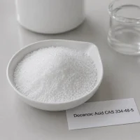 white-crystalline-decanoic-acid-capric-acid-powder-cas-334-48-5 White crystalline decanoic acid capric acid powder CAS 334-48-5 in white ceramic dish with product label card